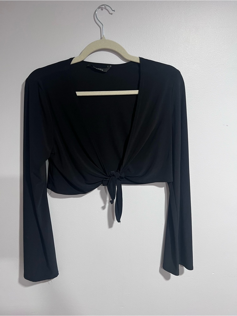 Mariposa Black Tie-Front Long Sleeve Crop